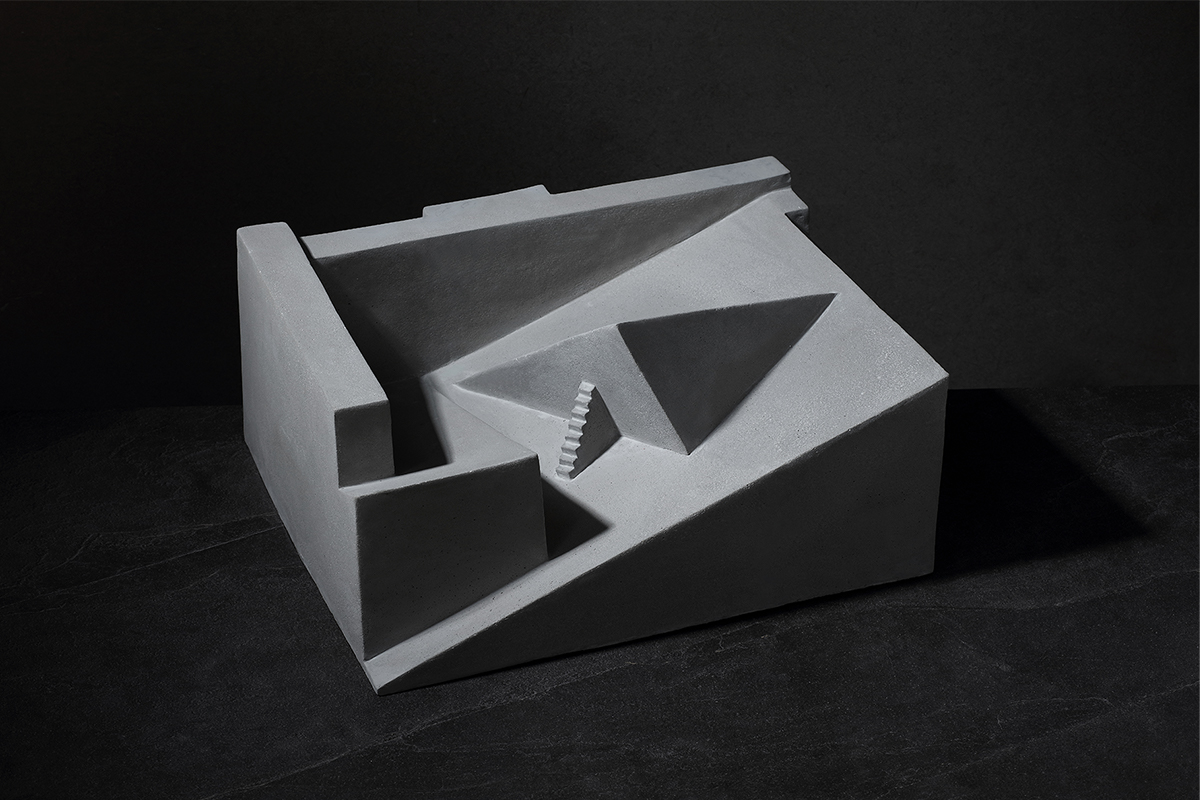 段存真　有三角形紀念碑的廣場　51×42×24 cm-泥塑，水泥翻製研磨　2021